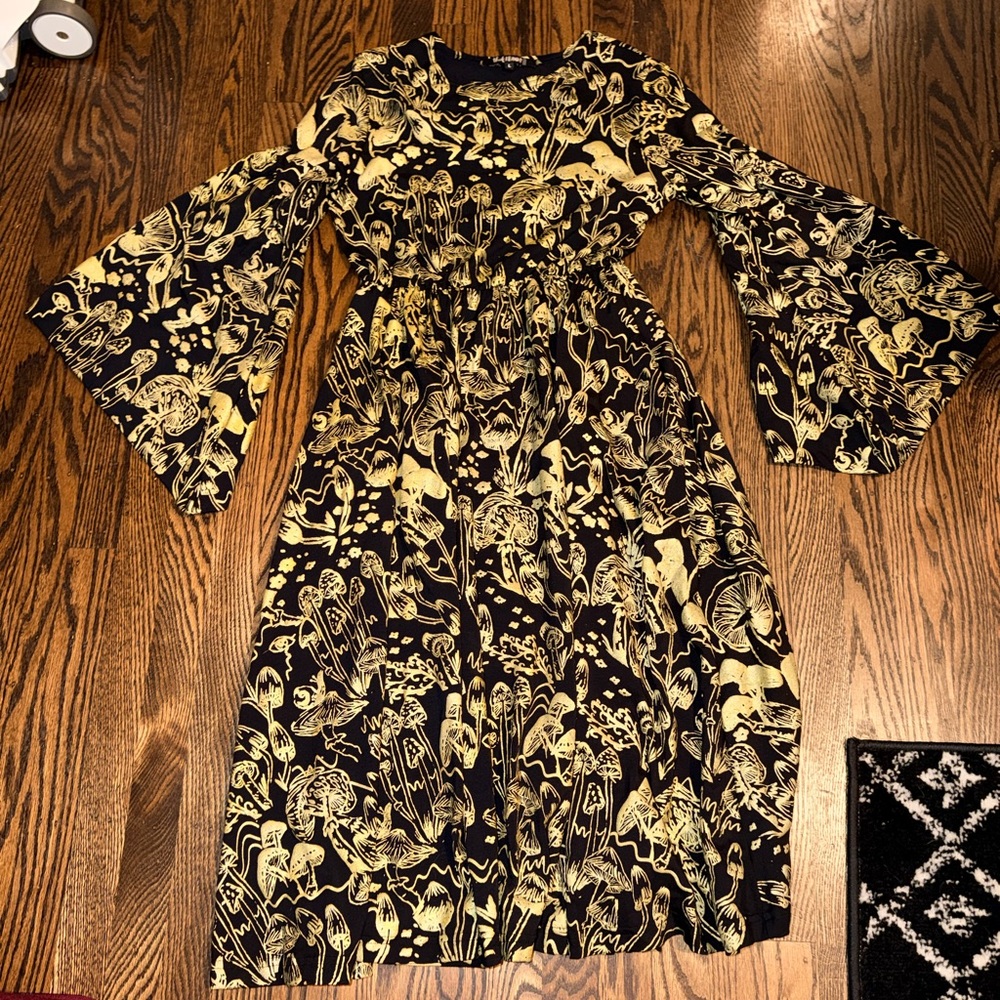 Thief and Bandit Chic Black and Gold shroom Long Sleeve Dress large